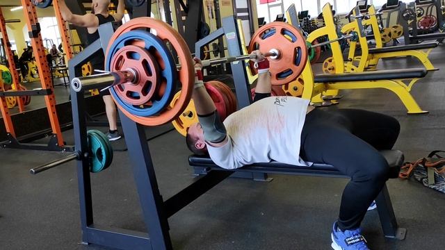 Д 1: Жим лежа с 2-мя паузами (по 2 сек.) на середине опускания и на груди, 95 кг, 4 подход. смотреть онлайн