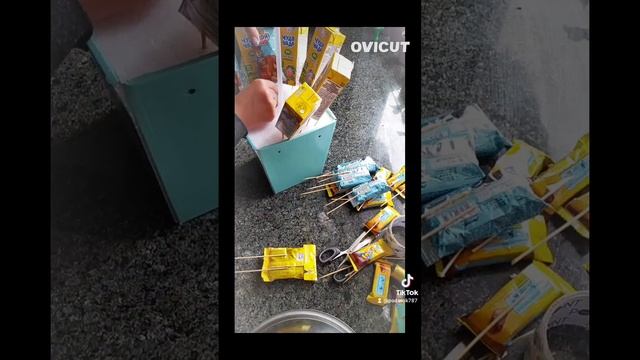 МК сладкий букет с шаром сферой. Букет с конфет на 2 года. Подарок своими руками. смотреть онлайн
