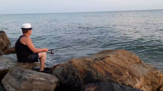 Карась морской-Ласкирь на креветку ! Хороший отдых и хорошая рыбалка на Чёрном море смотреть онлайн