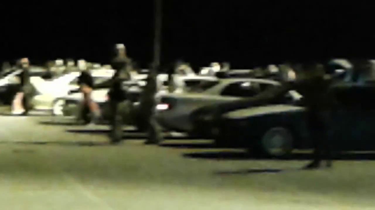 Ночной дрифт на тачках, гонки у супермаркета. Дрифтуют на тазах. смотреть онлайн