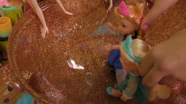 LOL Surprise Dolls ! Elsa and Anna toddlers - Big Fizz balls - Bath - Confetti Pop смотреть онлайн