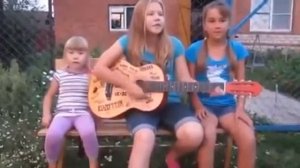 Девочки поют и играют на гитаре
