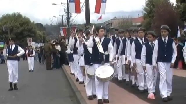 Banda de Guerra Escuela Mariano Latorre – Desfile Fiestas Patrias 2008 смотреть онлайн