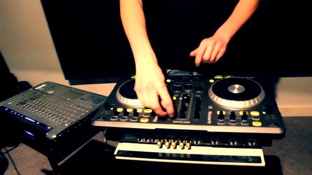 Short Deadmau5 "At Play V.2" DJ mix - Yanni смотреть онлайн