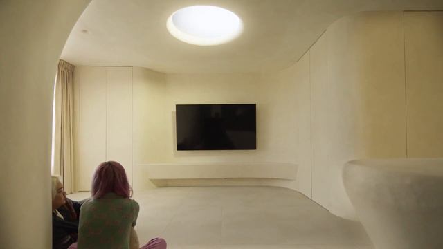 Inside A Couple's Unusual Futuristic Cave-Like Home смотреть онлайн