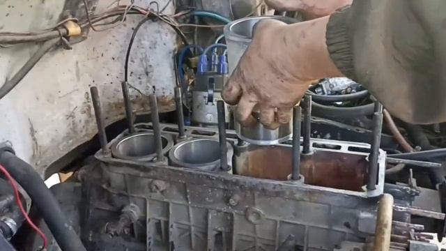 Установка поршневой группы ДВС ЗМЗ-402 часть 1.