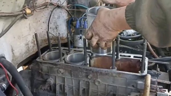 Установка поршневой группы ДВС ЗМЗ-402 часть 1.