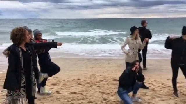 Тейлор Свифт с друзьями также сняла ролик для флешмоба Mannequin Challenge смотреть онлайн