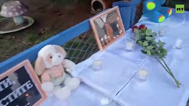 К детскому саду в Ульяновской области, где произошла стрельба, начали нести цветы. смотреть онлайн