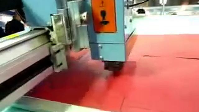 Планшетный режущий плоттер DCZ в процессе вырезания фоторамки паспарту для несколько фото на подл смотреть онлайн