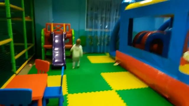 Детский развлекательный центр / Игрушечные машинки и бабуты