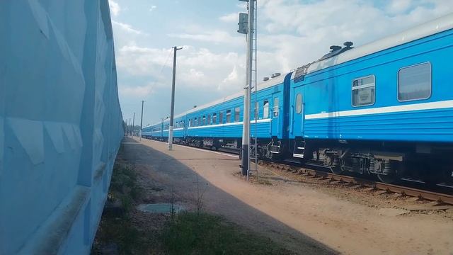 Тепловоз ТЭП70-0322 с пассажирским поездом "605 Полоцк-Брест" отправляется со станции Полоцк смотреть онлайн