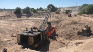 Экскаватор - драглайн ЭО-4112А грузит самосвалы Камаз