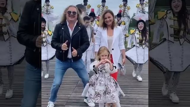 Игорь Николаев весело станцевал с женой и 4 летней дочкой на прогулке в Юрмале смотреть онлайн