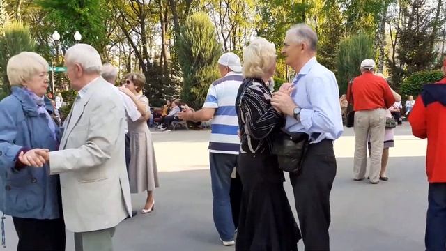 СМЕРЕКОВА ХАТА!???/ТАНЦЫ В ПАРКЕ ГОРЬКОГО ХАРЬКОВ МАЙ 2021