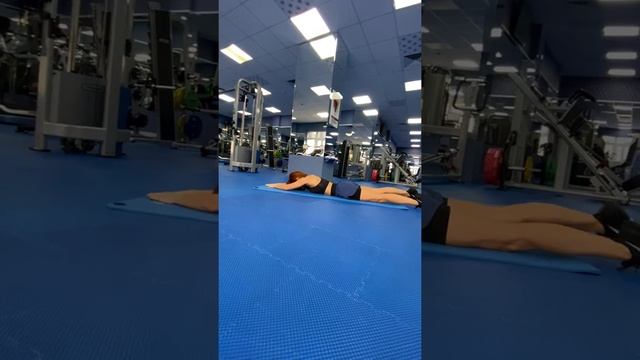 перекрестное разгибание тела (подъём разноимённых рук и ног лежа на животе)