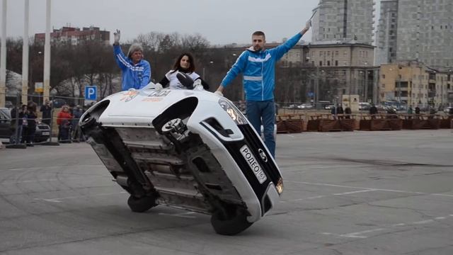 LADA Автородео. LADA Vesta: замена колёс на ходу.