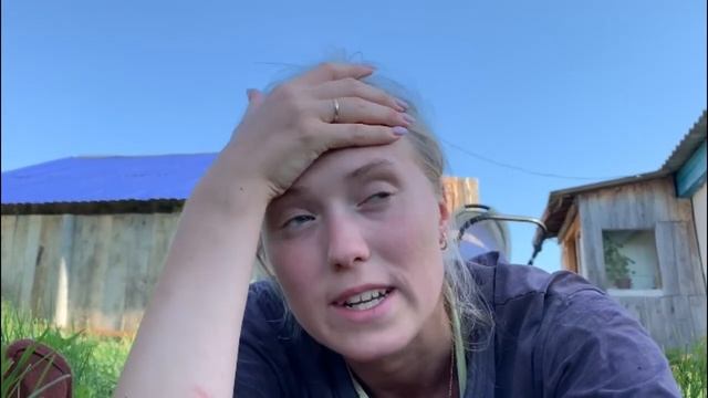 СНОВА В ДЕРЕВНЮ | ОБГОРЕЛА | САЖАЮ МОЖЖЕВЕЛЬНИК | ВКУСНЫЙ ОБЕД | КУЧА ЯГОД | CЪЕЗДИЛИ НА РОДНИК смотреть онлайн