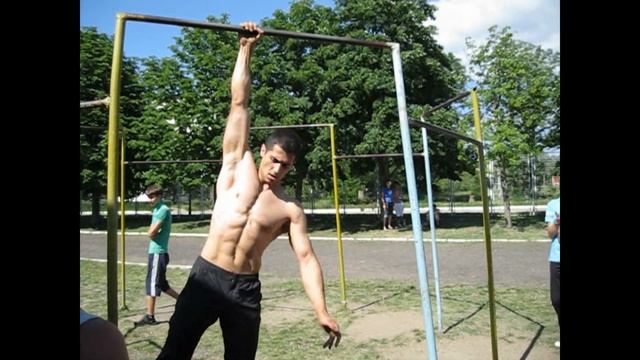 Подтягивание на одной руке 6 раз правой, 4 раза левой, когда приезжал Денис Минин 09.06.2012 смотреть онлайн