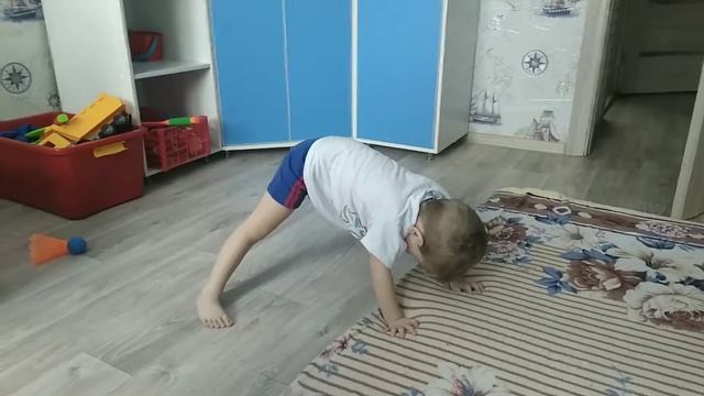 Ребенок отжимается смотреть онлайн