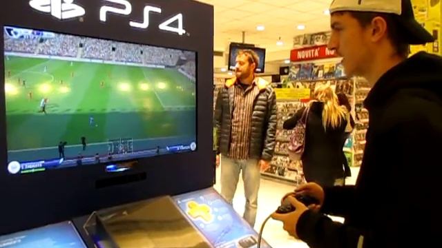 Playing FIFA 15 in Parco Leonardo смотреть онлайн