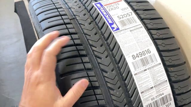 Ducati Panigale V4R gone for service, Panamera Turbo gets new tires and BMW S1000RR got panniers смотреть онлайн