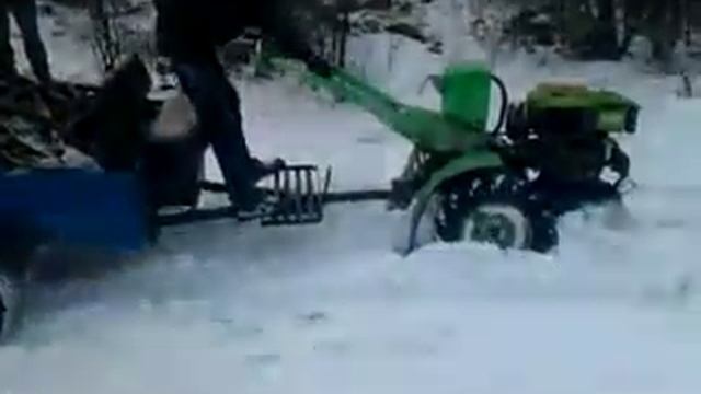 мотоблок по снегу едет как танк смотреть онлайн