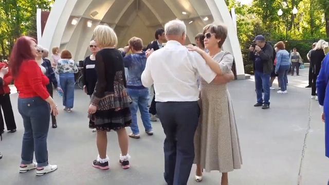 КОХАННЯ ЗОЛОТО! СЧАСТЛИВЫЕ МОМЕНТЫ ИЗ ПАРКА ГОРЬКОГО ХАРЬКОВ ТАНЦЫ смотреть онлайн