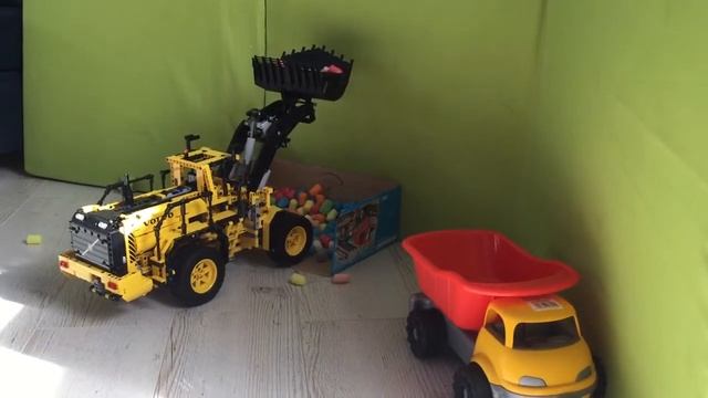Lego technic Radlader baggert Playmais in einen Muldenkipper Volvo L350F Set 42030 смотреть онлайн