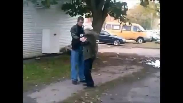 Гопник напал на пенсионера и получил по за слугам смотреть онлайн