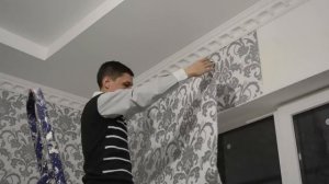 Клеим обои на откосы