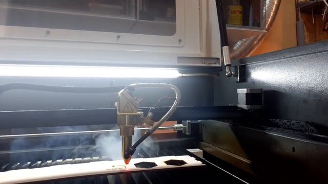Как подключить компрессор к лазерному станку. Автоподача обдува в CO2 станке. смотреть онлайн