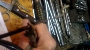 Фиксация тросика капота Ауди.