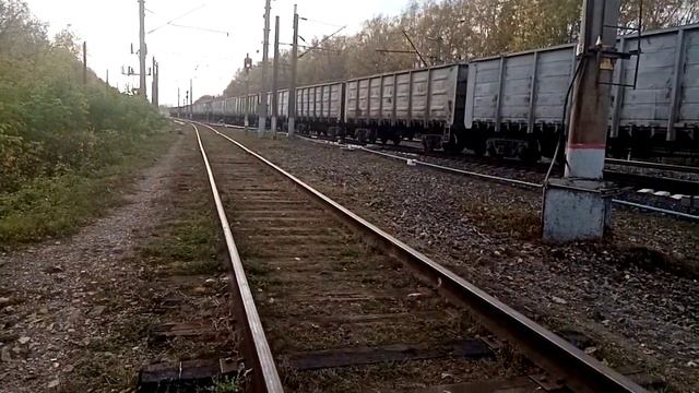 2ЭС5К-512 и 2ЭС5К-??? с грузовыми поездами возле станции Поздино смотреть онлайн