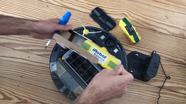 iRobot Roomba 780 usw. Akku austauschen oder Batterie wechseln / Change battery смотреть онлайн