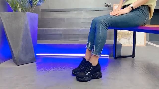 Белые кроссовки на танкетке; женская повседневная дышащая обувь без шнуровки; сезон осень; новинка смотреть онлайн