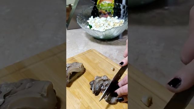 Салат ? . Маринованные грибы(домашний)+ зелёный лук+ яйца= майонез ( можно сметану) смотреть онлайн
