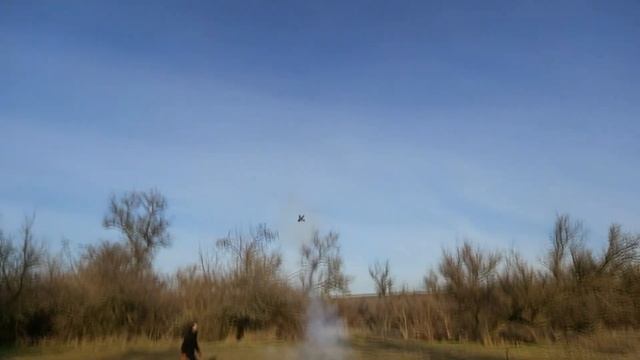 ЭКСПЕРИМЕНТЫ С САМОДЕЛЬНЫМИ РАКЕТАМИ. Запускаем ПИРОРАКЕТУ в небо. Тест самоделки с помощью петард смотреть онлайн