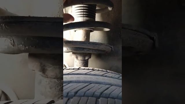 Стук в передней стойке амортизатора смотреть онлайн