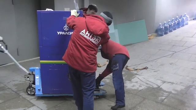 Погрузка банкомата для банка "УРАЛСИБ" (Тюмень, декабрь 2015 года) смотреть онлайн