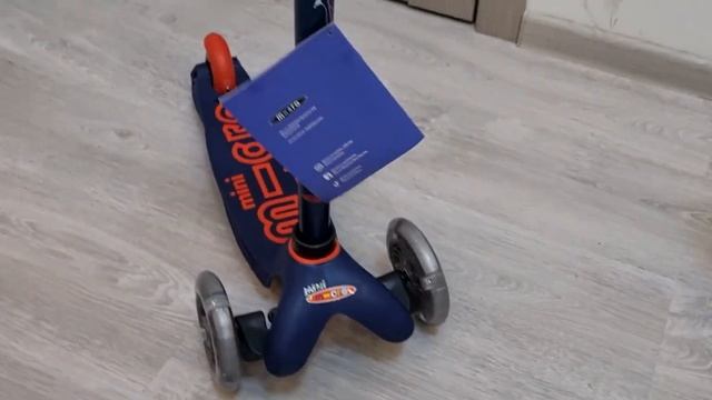 Самокат Micro Mini Deluxe LED Темно-синій смотреть онлайн