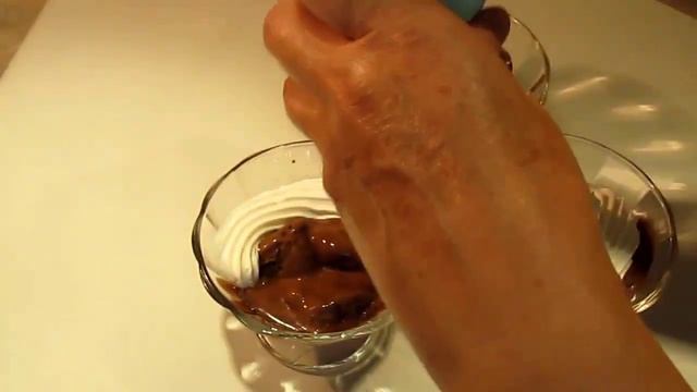#десерт #сливки #мороженое Десерт из шоколадного мороженого со взбитыми сливками.Десерт с клубникой смотреть онлайн