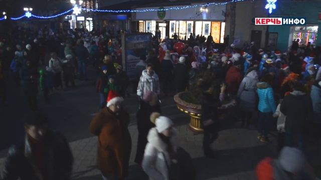 Парад Дедов Морозов в Керчи смотреть онлайн