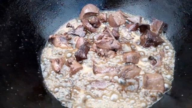 Как приготовить говяжью печень с овощами в казане на костре смотреть онлайн