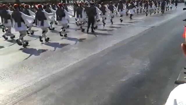 Шествие торжественной смены караула в Афинах на Площади Синтагма смотреть онлайн