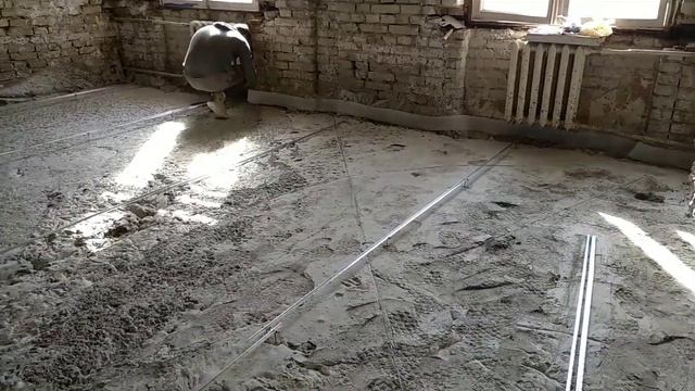 Как сделать стяжку пола в квартире -"сталинке". Поднять уровень пола. Монолитный пенобетон. смотреть онлайн