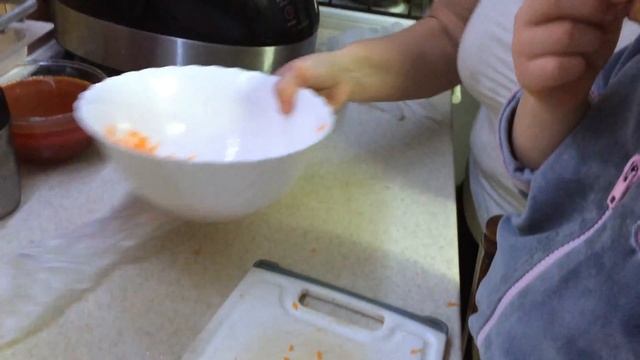 Помогает бабушке варить суп. Варе 4.2.