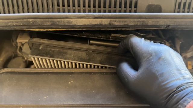 How to Change Out an Air Filter on a Suzuki SX4. смотреть онлайн