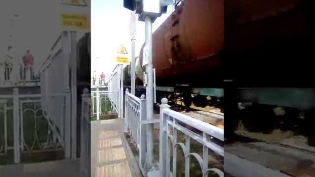 Длиный поезд на станции взлётная смотреть онлайн