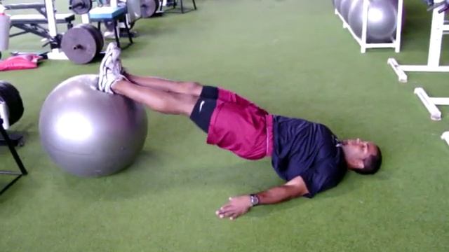 Stability Ball Progression (Leg Curl - 2 In 1 Out - Single Leg).MOV смотреть онлайн
